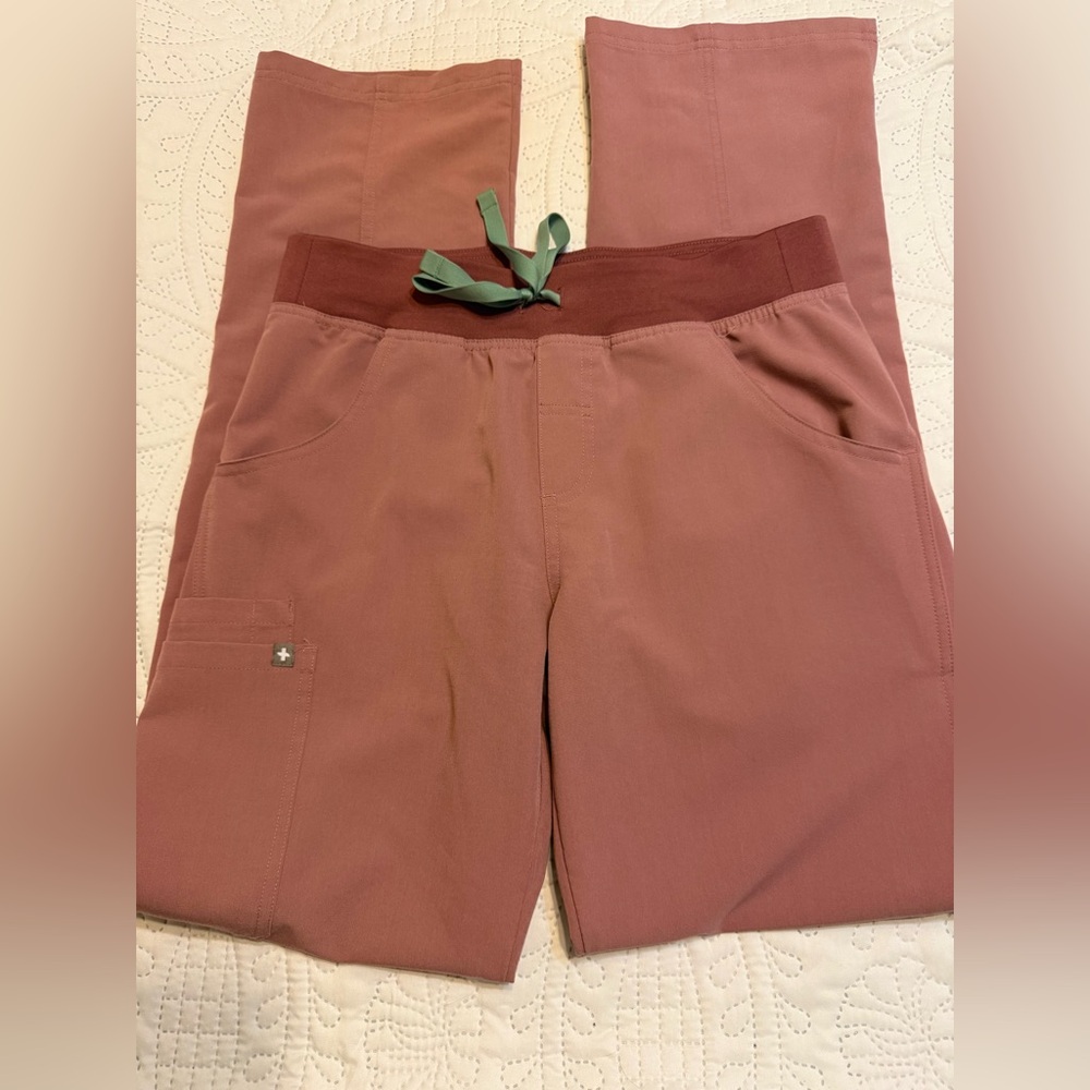 Figs Scrubs Women's Kade Cargo Pants in Mauve - Picture 3 of 7